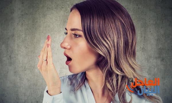يمكنك إزالة رائحة البصل من الفم