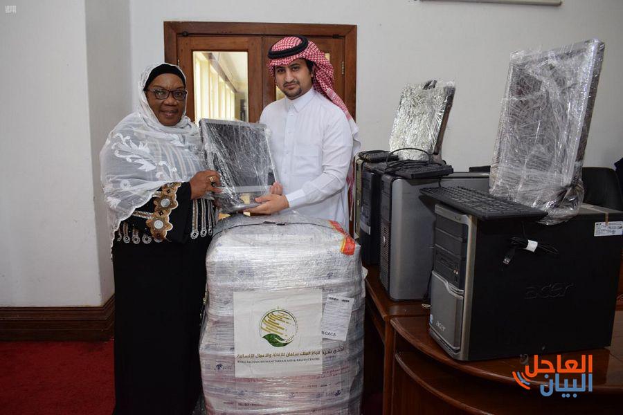 لتسليم مركز الملك سلمان للإغاثة دفعة جديدة من المساعدات العينية للمدارس في تنزانيا
