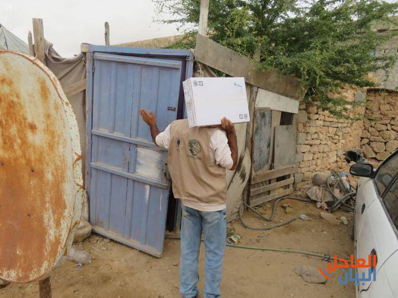 لتوزيع مركز الملك سلمان للإغاثة 3000 كرتون تمور في مديرية الغيضة بمحافظة المهرة