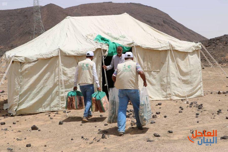 لتوزيع مركز الملك سلمان للإغاثة مواد إيوائية للنازحين من الجوف إلى محافظة مأرب