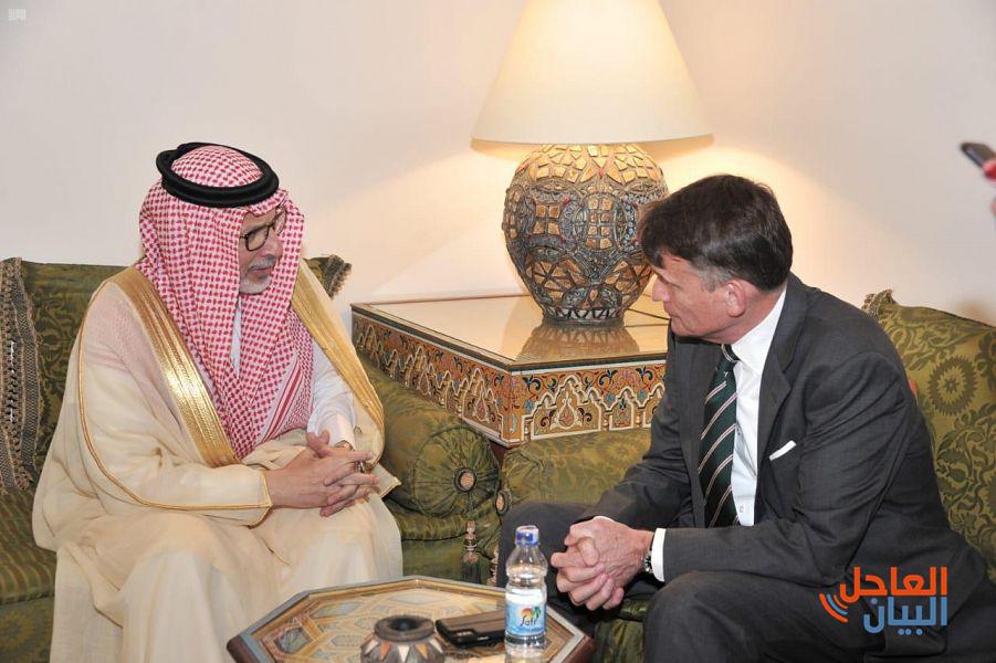 الوزير أحمد قطان خلال لقاءه مع مفوض الأونروا