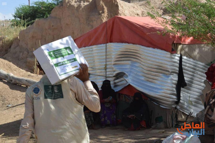 لتوزيع مركز الملك سلمان للإغاثة 3125 كرتون تمور للنازحين من صنعاء إلى مأرب 1