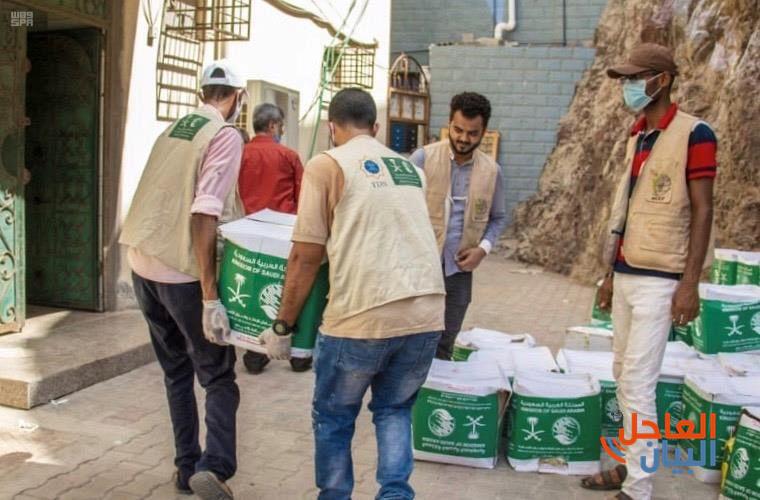 لتوزيع مركز الملك سلمان للإغاثة 800 سلة غذائية لأسر مرضى السرطان في عدن