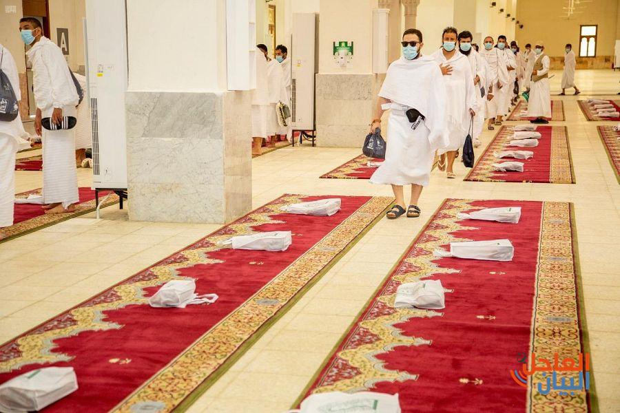 فرش 25 ألف سجادة جديدة بالمسجد الحرام