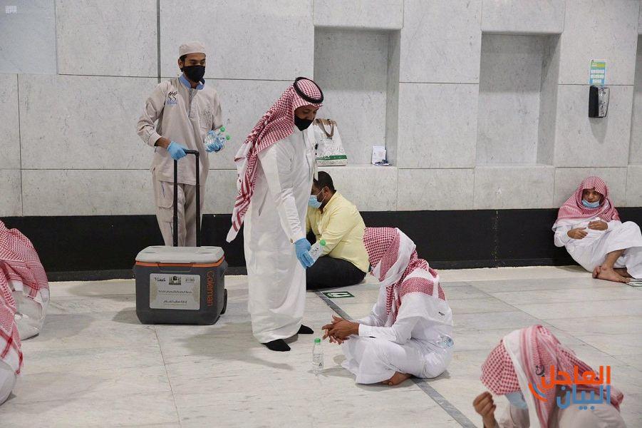 2 لأكثر من مليون عبوة ماء زمزم توزع لقاصدي المسجد الحرام