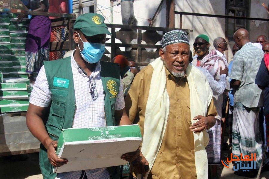 لتوزيع مركز الملك سلمان للإغاثة 8 8 أطنان من التمور في إقليم بنادر الصومالي