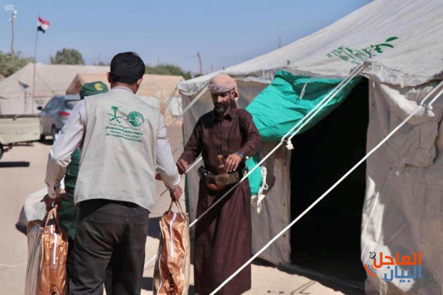 لتوزيع مركز الملك سلمان للإغاثة مواد إيوائية للنازحين بمأرب