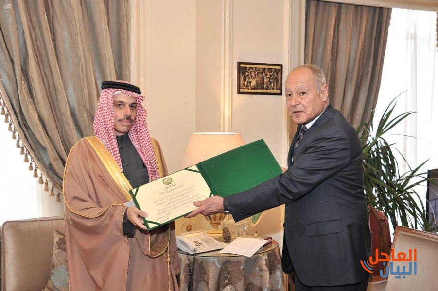 وزير الخارجية السعودي يتسلم درع العمل التنموي العربي