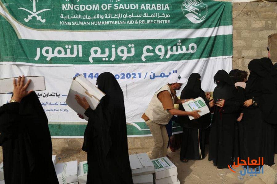 لتوزيع مركز الملك سلمان للإغاثة 3 500 كرتون من التمور للنازحين في مديرية قانية بالبيضاء