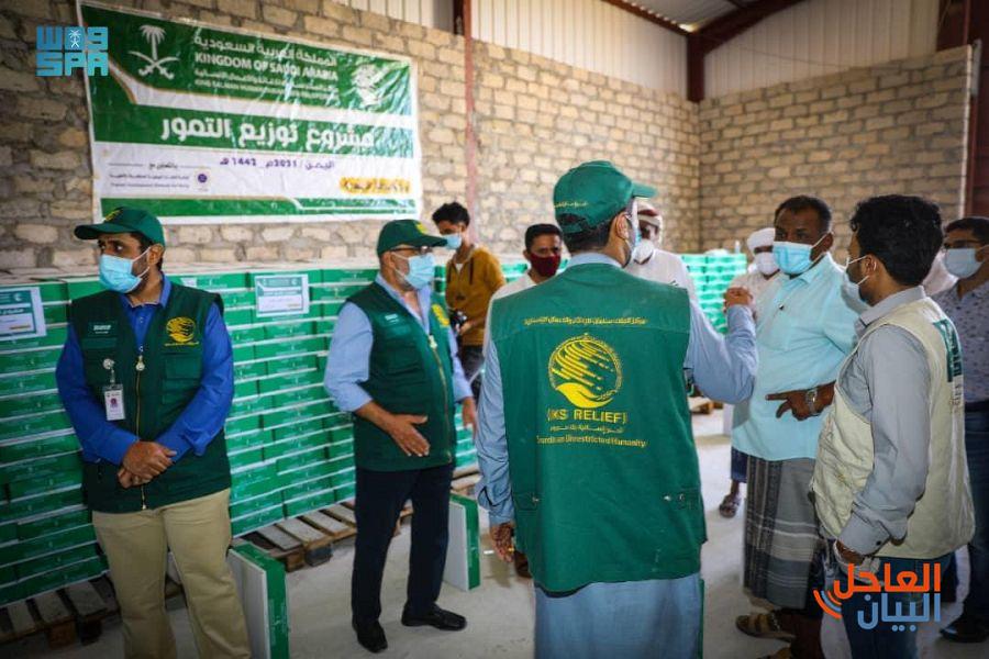 لتوزيع مركز الملك سلمان للإغاثة 2000 كرتون من التمور في مديرية الغيضة بالمهرة