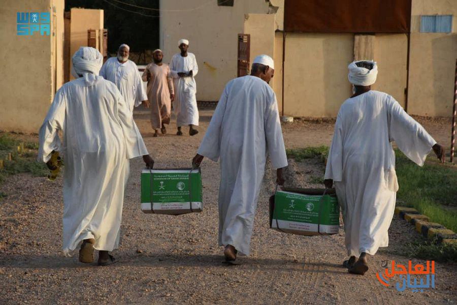 توزيع مركز الملك سلمان للإغاثة سلالاً غذائية رمضانية للأسر الأشد احتياجًا في عدد من الولايات بجمهورية السودان
