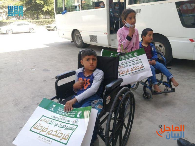 توزيع مركز الملك سلمان للإغاثة كسوة عيد الفطر للأطفال الأيتام في لبنان