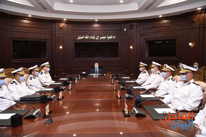 وزير الداخلية يجتمع بمساعديه