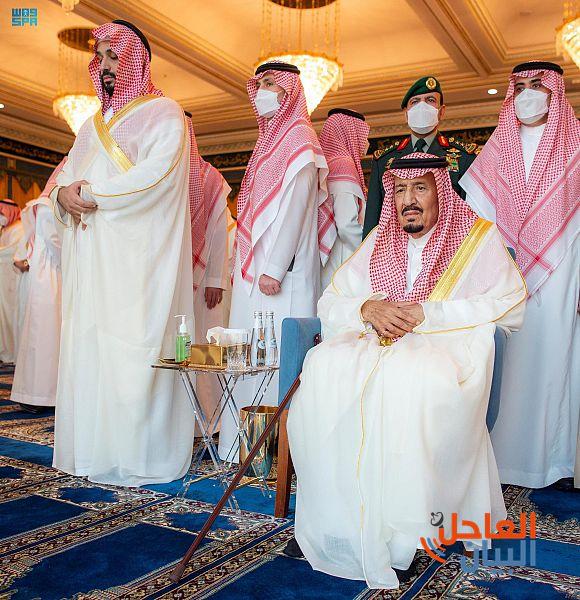 خادم الحرمين يؤدي